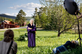Reportage about model Carita Järvinen being photographed by Marica Rosengård. Published in Katternö.