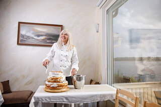 Reportage about B&B and restaurant owner Natalia Alaspää. Published in Katternö.