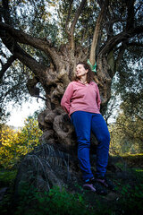 Portrait of Philippa Kempson, one of the residents at Lesbos who helps refugees and volunteers alike. Published in ÖT and VBL.