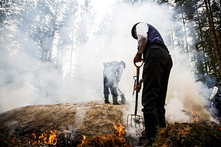 The men of the dale making a traditional tar pile in Pedersöre. Published in ÖT.