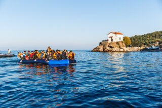 The Azad family arrived during the day, without complications. They had to pay the smugglers 700 dollar per family member for the dangerous trip. Abdul tells us that no one in the boat had any experience with seafaring from before.