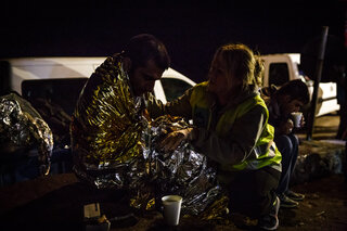 Many among the refugees are hurt and close to dying from hypothermia. The volunteers give then blankets, new clothes, something hot toeat an drrink and medical care.