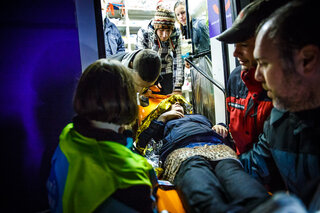 Many among the refugees are hurt and close to dying from hypothermia. The volunteers give then blankets, new clothes, something hot toeat an drink and medical care.